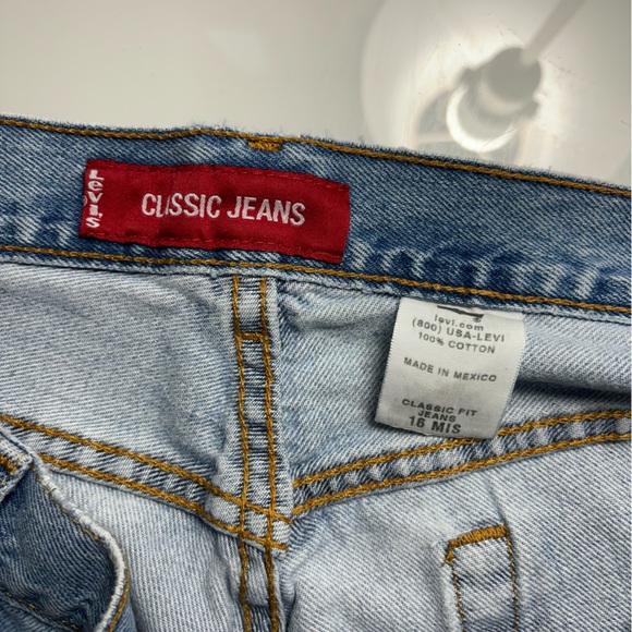 Levi’s Denim Shorts - Picture 4 of 4